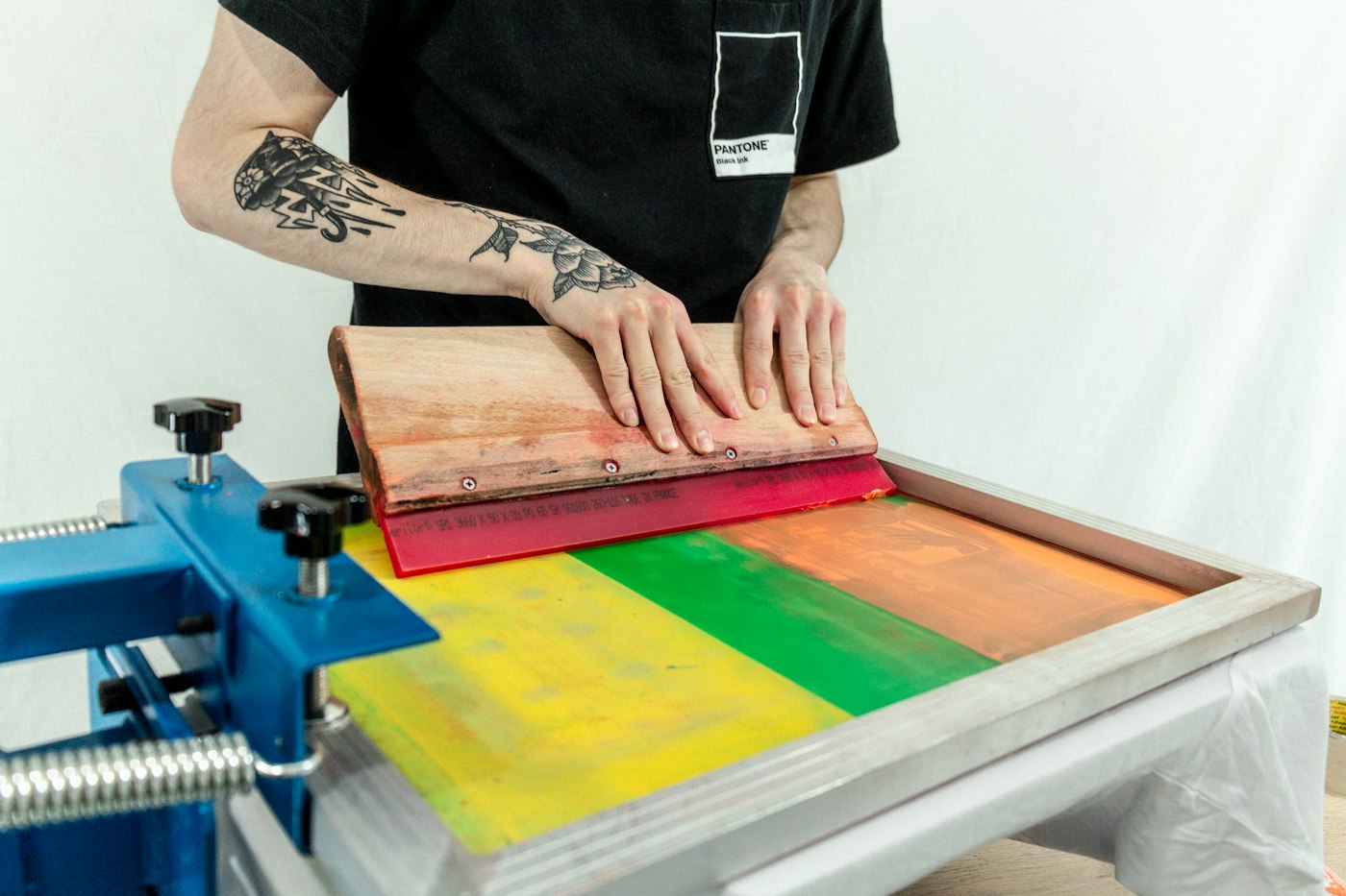 Estampado de una prenda con pantalla de serigrafía